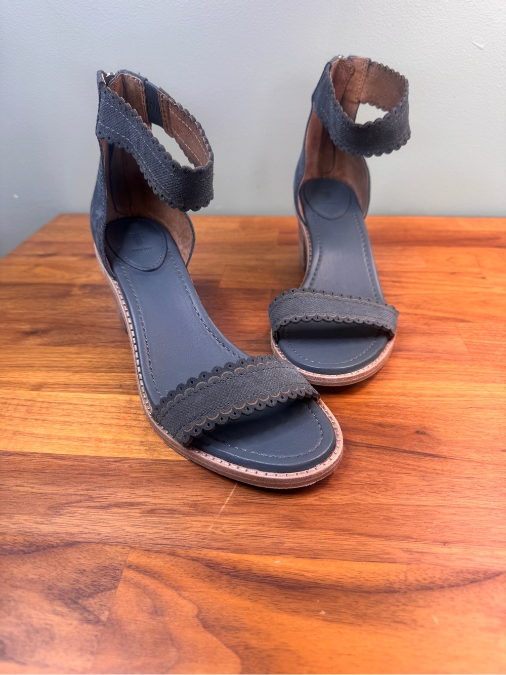 Frye Brielle Scallop Sea Pine Suede Back Zip Sandals Size 9.5M Blue Slate